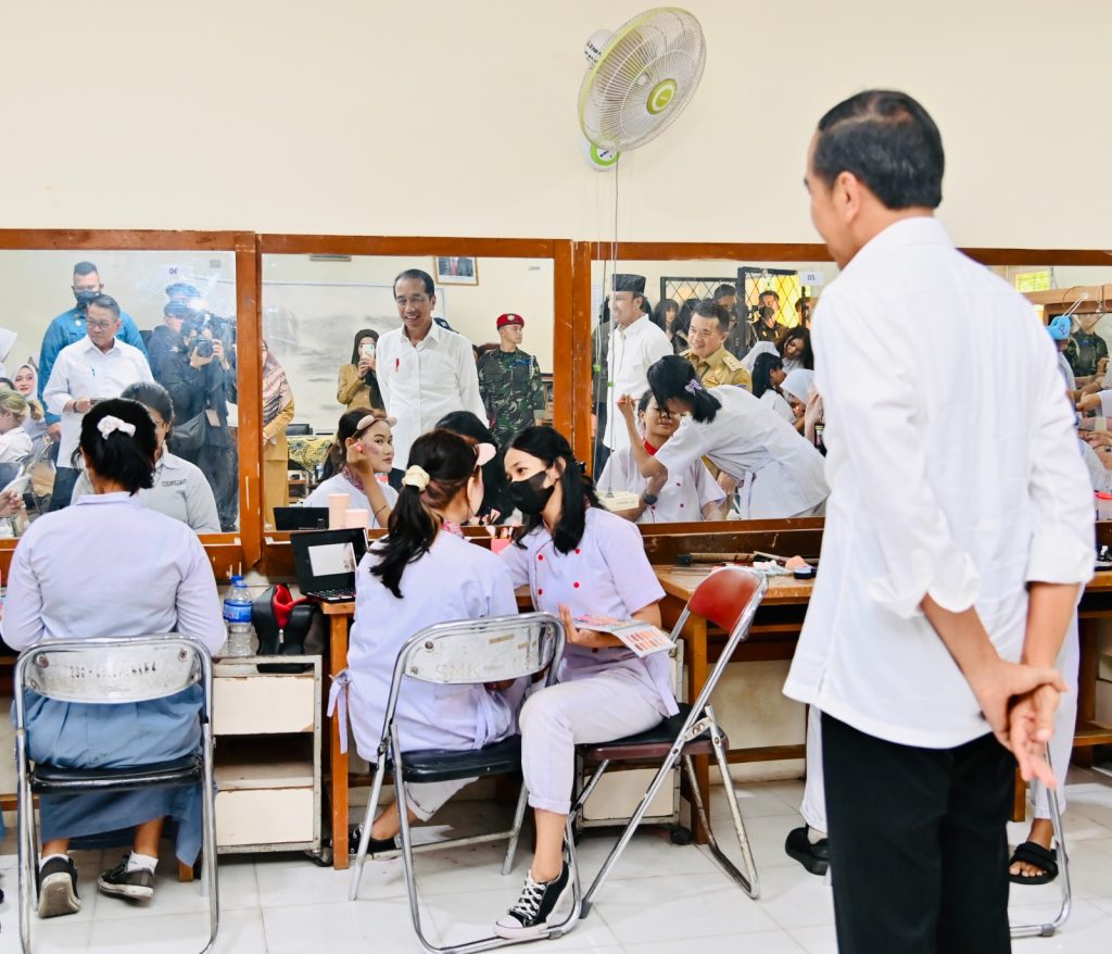 Presiden Jokowi Tinjau Aktivitas Belajar Mengajar di SMKN 4 Kota Jambi